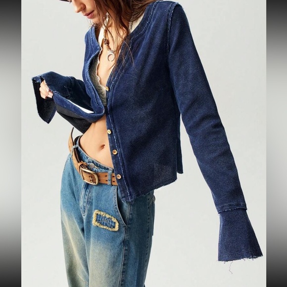 - Luxe button detail bell sleeve long sleeve top - Picture 4 of 8